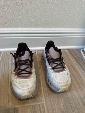 On Running Cloudstratus Sneakers in White and Purple size 7